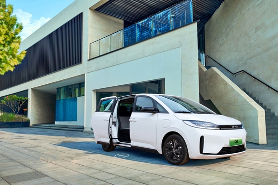 Το BYD Pure Electric Taxi D1 έχει αυτονομία 418 χλμ και ηλεκτρική συρόμενη πόρτα