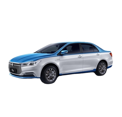 Το καθαρά ηλεκτρικό ταξί Qin EV της BYD έχει αυτονομία 450 χιλιομέτρων και ένα διχρωματικό σώμα