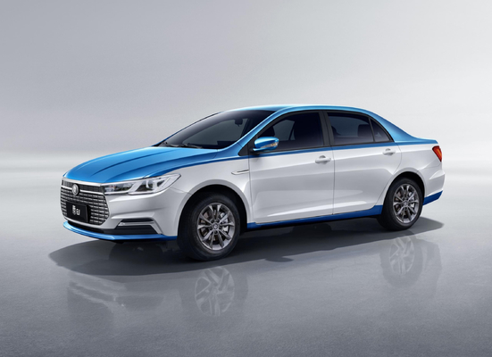 Το καθαρά ηλεκτρικό ταξί Qin EV της BYD έχει αυτονομία 450 χιλιομέτρων και ένα διχρωματικό σώμα