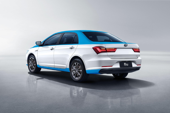 Το καθαρά ηλεκτρικό ταξί Qin EV της BYD έχει αυτονομία 450 χιλιομέτρων και ένα διχρωματικό σώμα