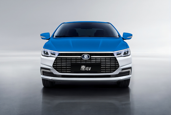Το καθαρά ηλεκτρικό ταξί Qin EV της BYD έχει αυτονομία 450 χιλιομέτρων και ένα διχρωματικό σώμα